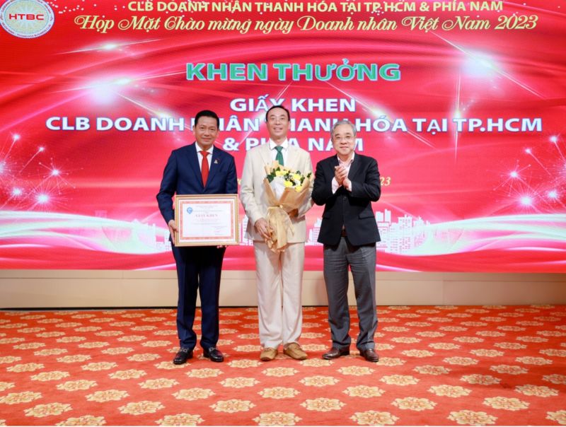 Ông Nguyễn Ngọc Hòa - Chủ tịch Hội doanh nghiệp TP Hồ Chí Minh trao Giấy khen cho HTBC