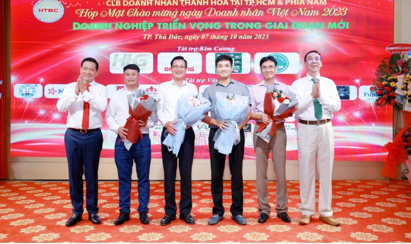 Ông Trịnh Tiến Dũng - Chủ tịch HTBC & Ông Trần Văn Mười - Phó Chủ tịch thường trực tặng hoa chúc mừng 4 tân Phó Chủ tịch HTBC