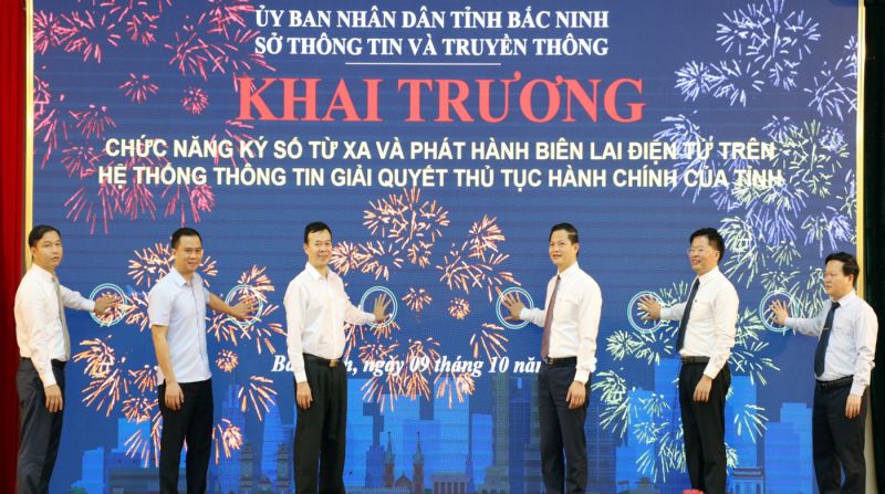 Đồng chí Vương Quốc Tuấn, Ủy viên Dự khuyết Ban Chấp hành Trung ương Đảng, Phó Chủ tịch Thường trực UBND tỉnh, Phó Trưởng Ban Thường trực Ban Chỉ đạo Chuyển đổi số tỉnh, phát biểu tại hội nghị.