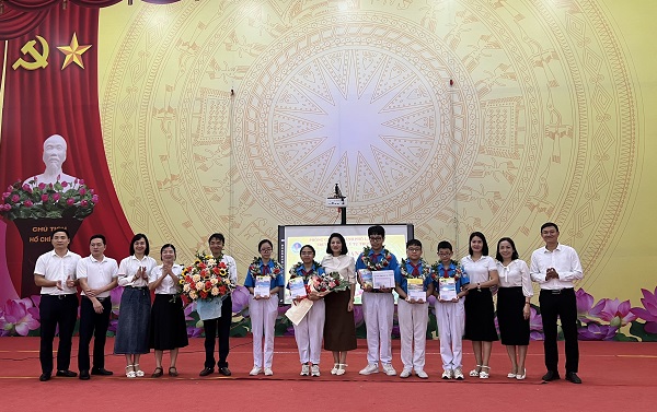 Buổi vinh danh cán bộ và nhóm học sinh giành Cúp vô địch Cuộc thi Vietnam STEM Robotics Championship 2023 tại trường THCS Lý Tự Trọng