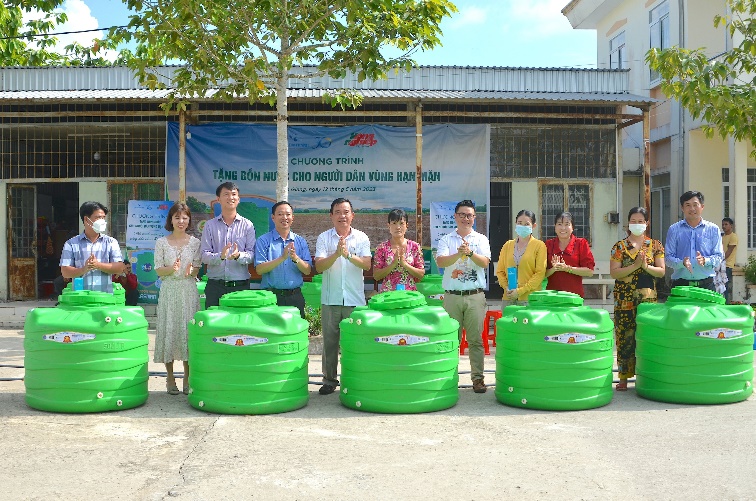 Tân Á Đại Thành tặng bồn nước tới các hộ nghèo tại Đồng bằng sông Cửu Long để giúp người dân trữ nước sạch, ứng phó với hạn, mặn