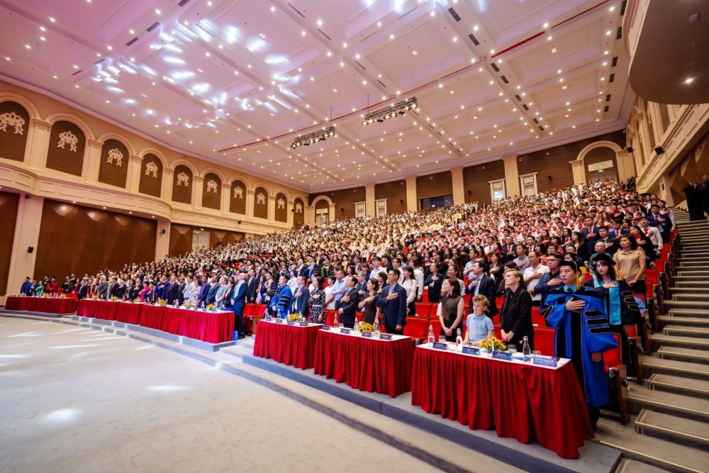 Hội trường Trung tâm của VinUni chật kín chỗ với gần 1500 ghế ngồi, với sự hiện diện của khách quý, cán bộ nhân viên VinUni, sinh viên và gia đình cùng tham dự.
