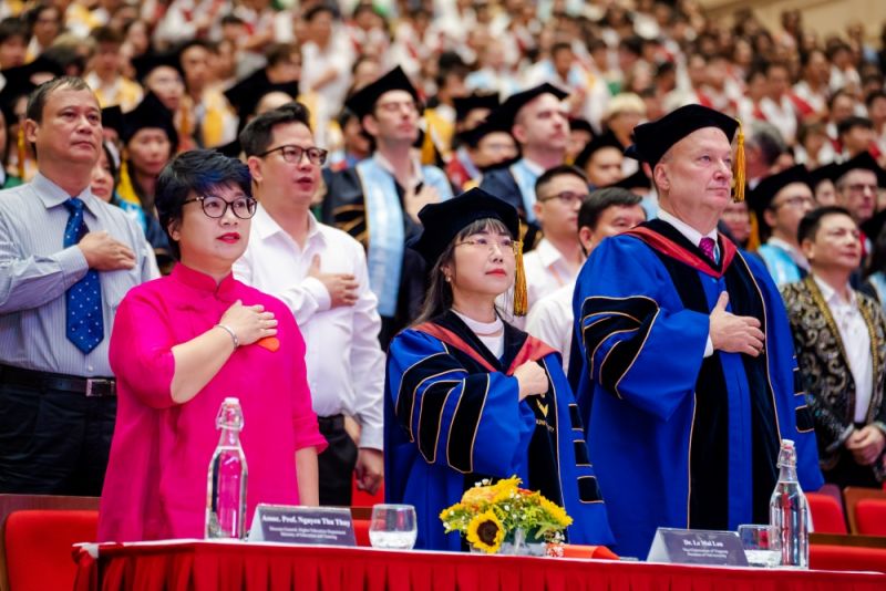 PGS.TS Nguyễn Thu Thủy – Vụ trưởng Vụ Giáo dục Đại học, Bộ GDĐT (ngoài cùng bên trái) có mặt tại sự kiện để chúc mừng ngày lễ quan trọng của VinUni.