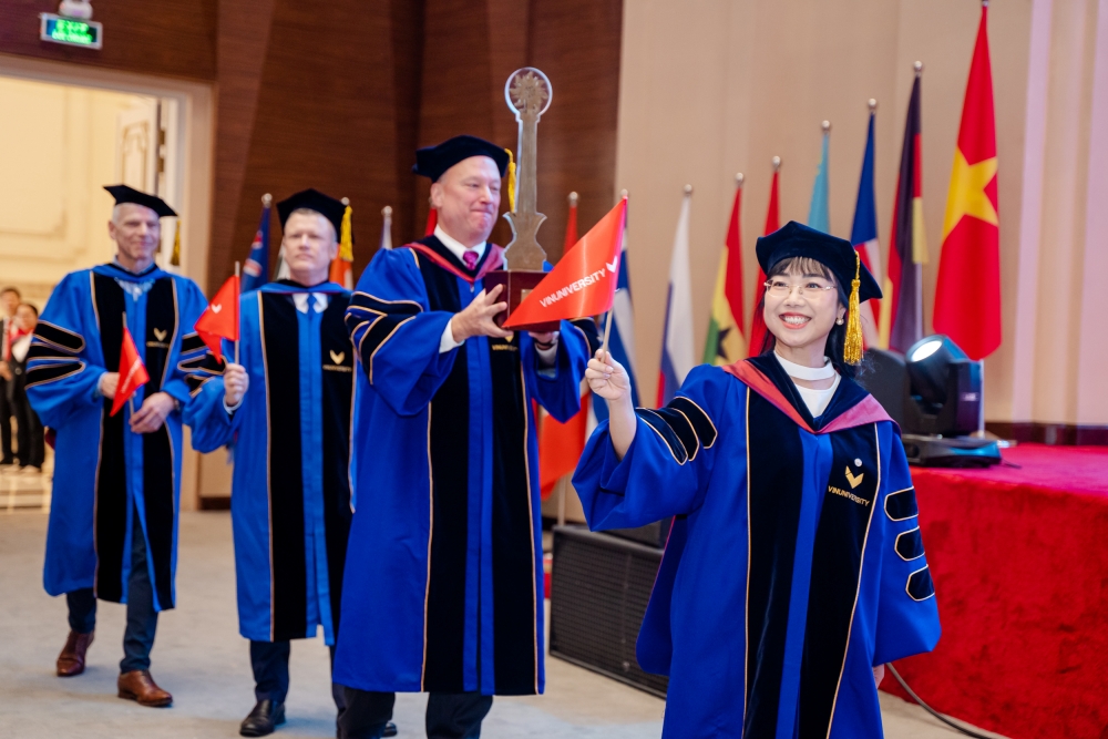 Nghi thức Diễu hành trong Lễ phục học thuật và cờ biểu trưng là một phần quan trọng trong sự kiện Khai giảng của VinUni, dẫn đầu là TS Lê Mai Lan – Chủ tịch Hội đồng Trường ĐH VinUni.