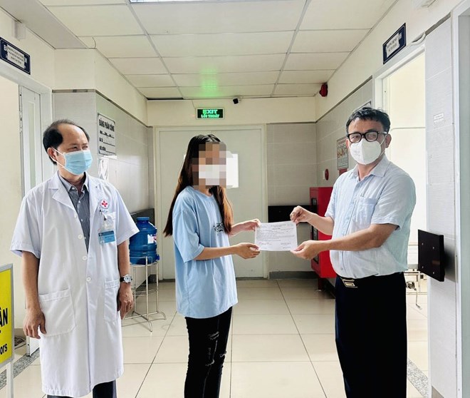 Lãnh đạo Sở Y tế Bình Dương trao giấy ra viện cho chị N.K.L sau khi chị được điều trị khỏi bệnh đậu mùa khỉ.