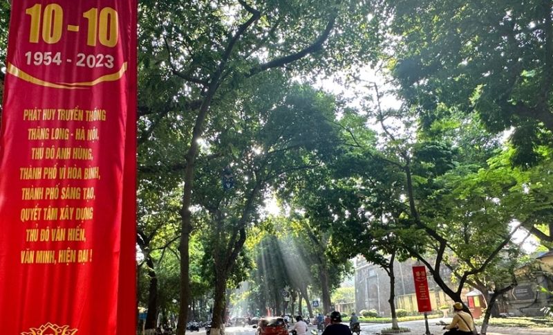 Trong ngày thu tháng 10, phố Phan Đình Phùng trở nên nhiều sắc màu hơn bởi các tấm băng rôn được treo dọc tuyến đường. Ảnh QĐND.
