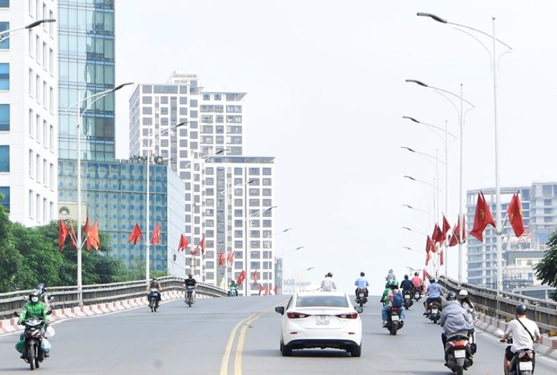 Cầu vượt Liễu Giai - Nguyễn Chí Thanh rực rỡ chào mừng ngày 10-10.