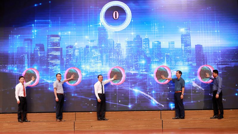 Các đại biểu ấn nút khai trương dịch vụ cấp chữ ký số miễn phí cho người dân và doanh nghiệp. Các đại biểu ấn nút khai trương dịch vụ cấp chữ ký số miễn phí cho người dân và doanh nghiệp.