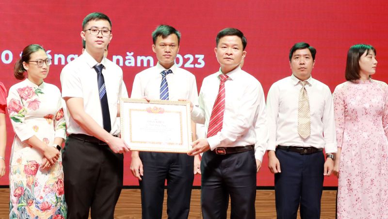 Lãnh đạo Sở Thông tin và Truyền thông trao giấy khen cho thí sinh đoạt giải nhất Hội thi Tin học dành cho cán bộ, công chức, viên chức tỉnh. Lãnh đạo Sở Thông tin và Truyền thông trao giấy khen cho thí sinh đoạt giải nhất Hội thi Tin học dành cho cán bộ, công chức, viên chức tỉnh.