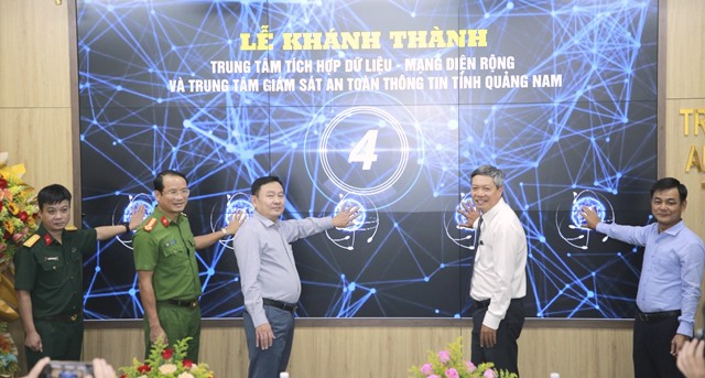 Lãnh đạo tỉnh và các đơn vị tham gia nghi thức khánh thành trung tâm