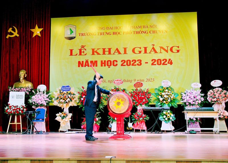 Tiến sỹ Vũ Văn Tiến Hiệu trưởng Trường THPT Chuyên Đại học Sư phạm Hà Nội đánh trống khai giảng năm học 2023-2024