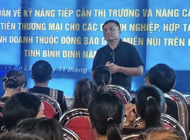 Phó giáo sư, Tiến sĩ Nguyễn Quốc Thịnh (đứng trong cùng) đang hướng dẫn các học viên.