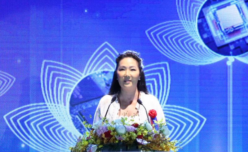 Bà Susan Y Kim, Phó Chủ tịch Tập đoàn Amkor phát biểu tại buổi lễ.