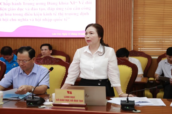 Giám đốc Sở Giáo dục và Đào tạo Lào Cai Dương Bích Nguyệt đã báo cáo kết quả tại hội nghị