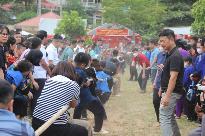 Đông đảo nhân dân trên địa bàn tham gia thi đấu, cổ vũ nội dung môn kéo co tại lễ hội