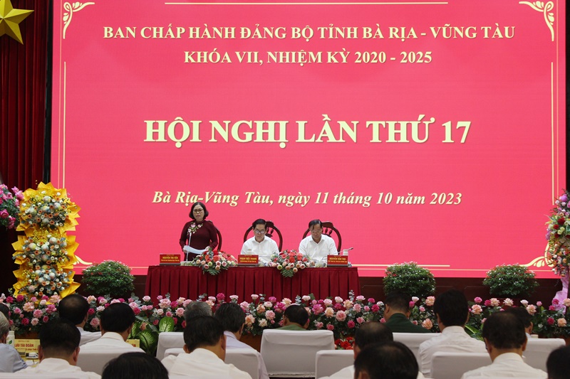 Phó Bí thư Thường trực Tỉnh ủy Nguyễn Thị Yến gợi ý thảo luận tại Hội nghị