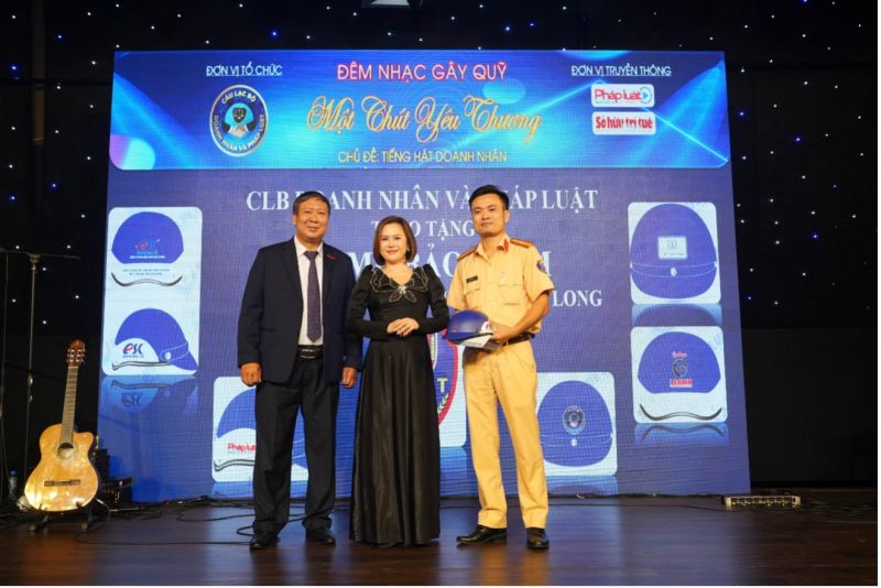 Ban tổ chức trao tặng 100 mũ bảo hiểm cho phòng CSGT công an tỉnh Bà Rịa Vũng Tàu