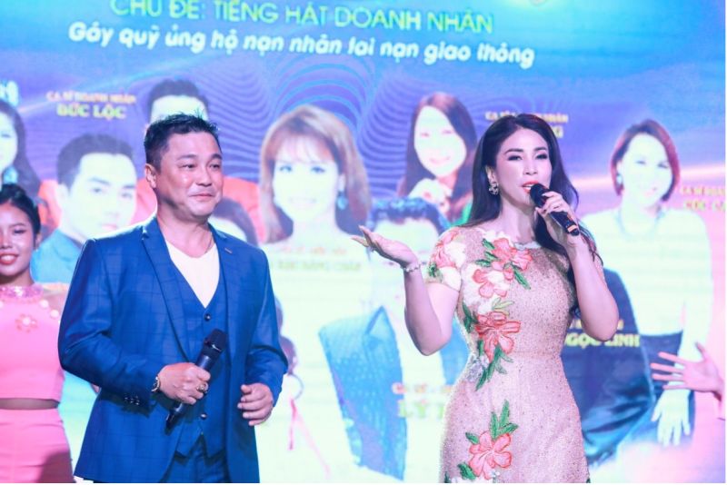 Ca sĩ diễn viên Lý Hùng và Lý Hương cùng hòa ca.