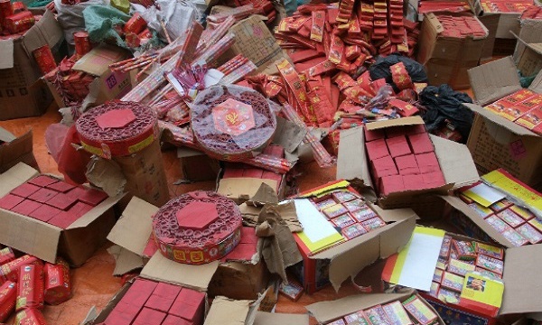 Bắt quả tang 02 đối tượng vận chuyển gần 1,3 tạ pháo lậu tại Bình Phước