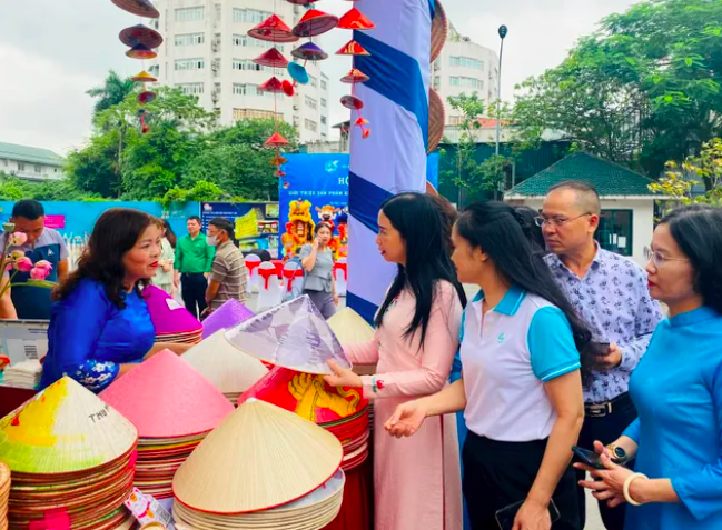 Phó Chủ tịch Hội LHPN Việt Nam Trần Lan Phương thăm các gian hàng tại hội chợ