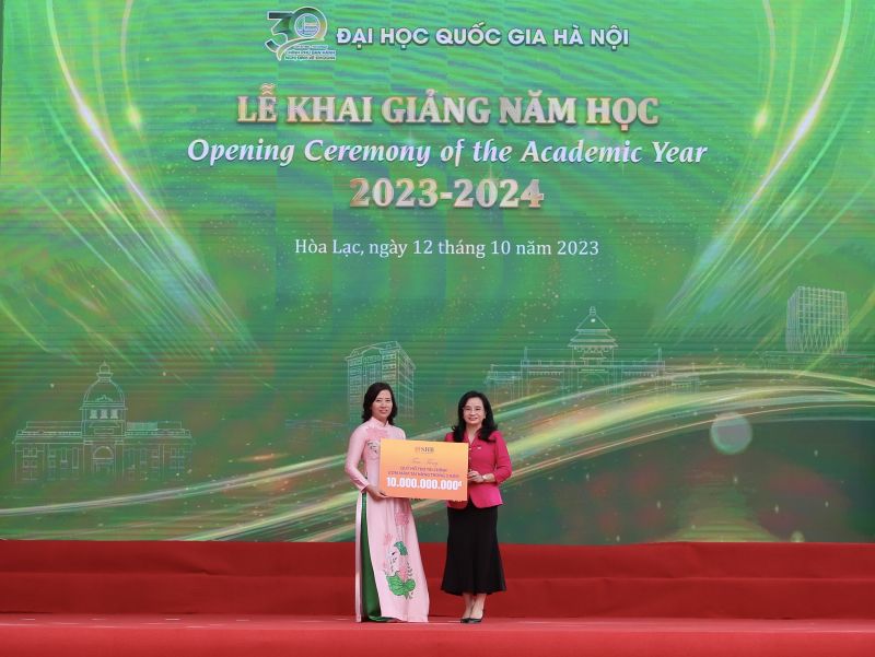 Bà Ngô Thu Hà – Tổng Giám đốc SHB đại diện Quỹ Hỗ trợ Tài chính, Ươm mầm tài năng SHB trao tặng Đại học Quốc gia Hà Nội 10 tỷ đồng