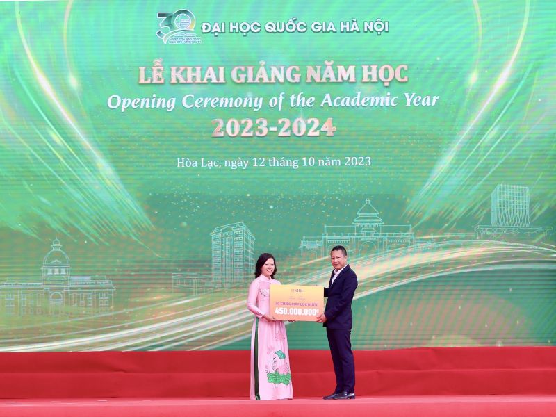 Ông Đỗ Đức Hải – Phó Chủ tịch HĐQT kiêm Phó Tổng Giám đốc SHB đại diện ngân hàng trao tặng 30 máy lọc nước và 50 ghế đặt tại khuôn viên nhà trường và ký túc xá.