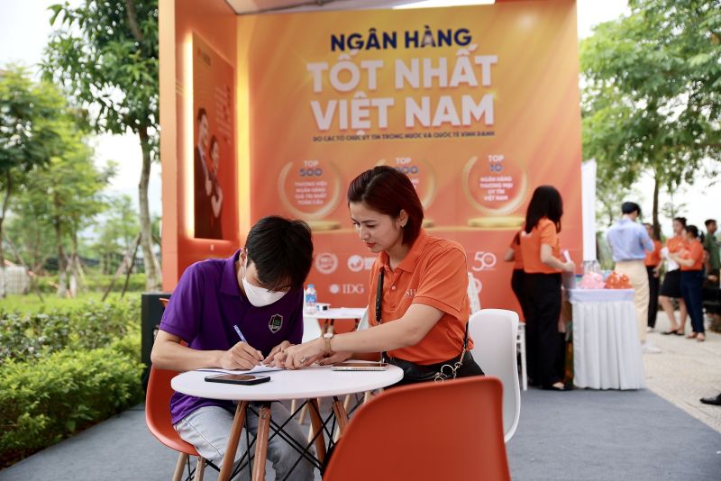 SHB triển khai gian hàng tư vấn, giới thiệu sản phẩm nhằm mang tới những sản phẩm, dịch vụ và nhiều phần quà, ưu đãi hấp dẫn dành cho các Thầy, Cô, Cán bộ Nhân viên và Sinh viên Nhà trường