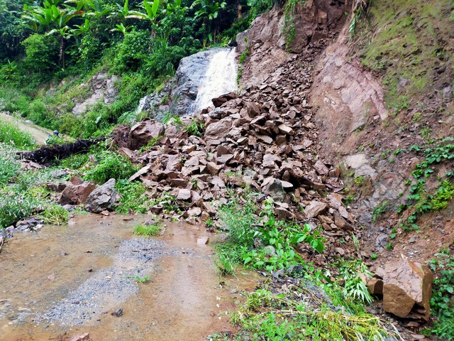 Mưa lớn khiến tuyến đường tuần tra biên giới Sa Trầm, xã Ba Nang đi Pa Linh, xã A Vao thuộc huyện Đakrông (Quảng Trị) bị sạt lở