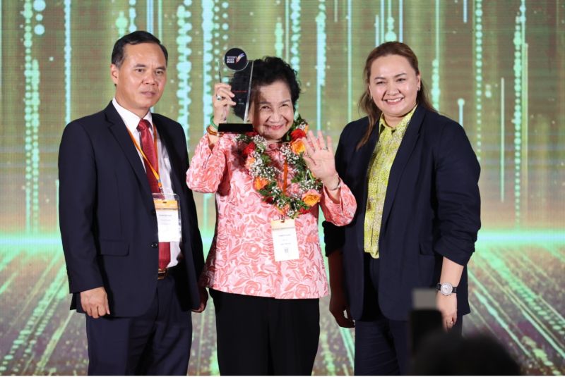 Ông Phạm Kim Đăng, Phó Cục trưởng Cục Chăn nuôi, Bộ NN&PTNT và bà Rose Chitanuwat, Giám đốc Chuỗi dự án khu vực Asean, Tập đoàn Informa Markets trao giải thưởng danh giá Vietstock Awards 2023 cho các doanh nghiệp.