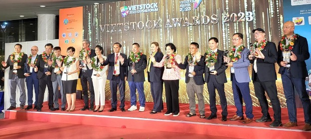 Đại diện các tổ chức, doanh nghiệp và hợp tác xã ngành chăn nuôi được vinh danh tại Vietstock Awards 2023 chụp hình lưu niệm cùng Ban tổ chức.