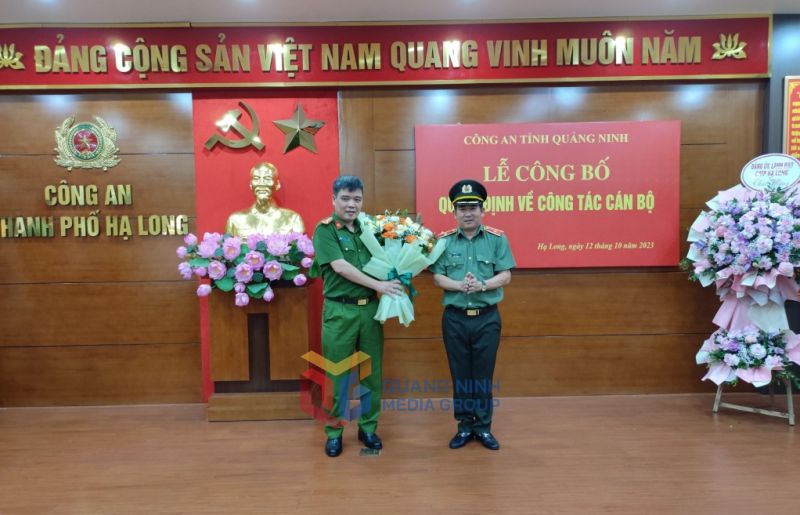 Thiếu tướng Đinh Văn Nơi, Ủy viên Ban Thường vụ Tỉnh ủy, Giám đốc Công an tỉnh Quảng Ninh trao Quyết định bổ nhiệm, điều động Đại tá Nguyễn Hải Phong, Trưởng Công an TP Hạ Long, giữ chức vụ Trưởng phòng Cảnh sát cơ động. Ảnh: QMG.