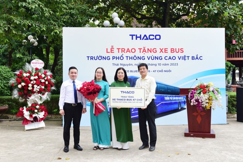 Đại diện THACO trao tặng xe Bus 47 chỗ cho Trường Phổ thông Vùng cao Việt Bắc