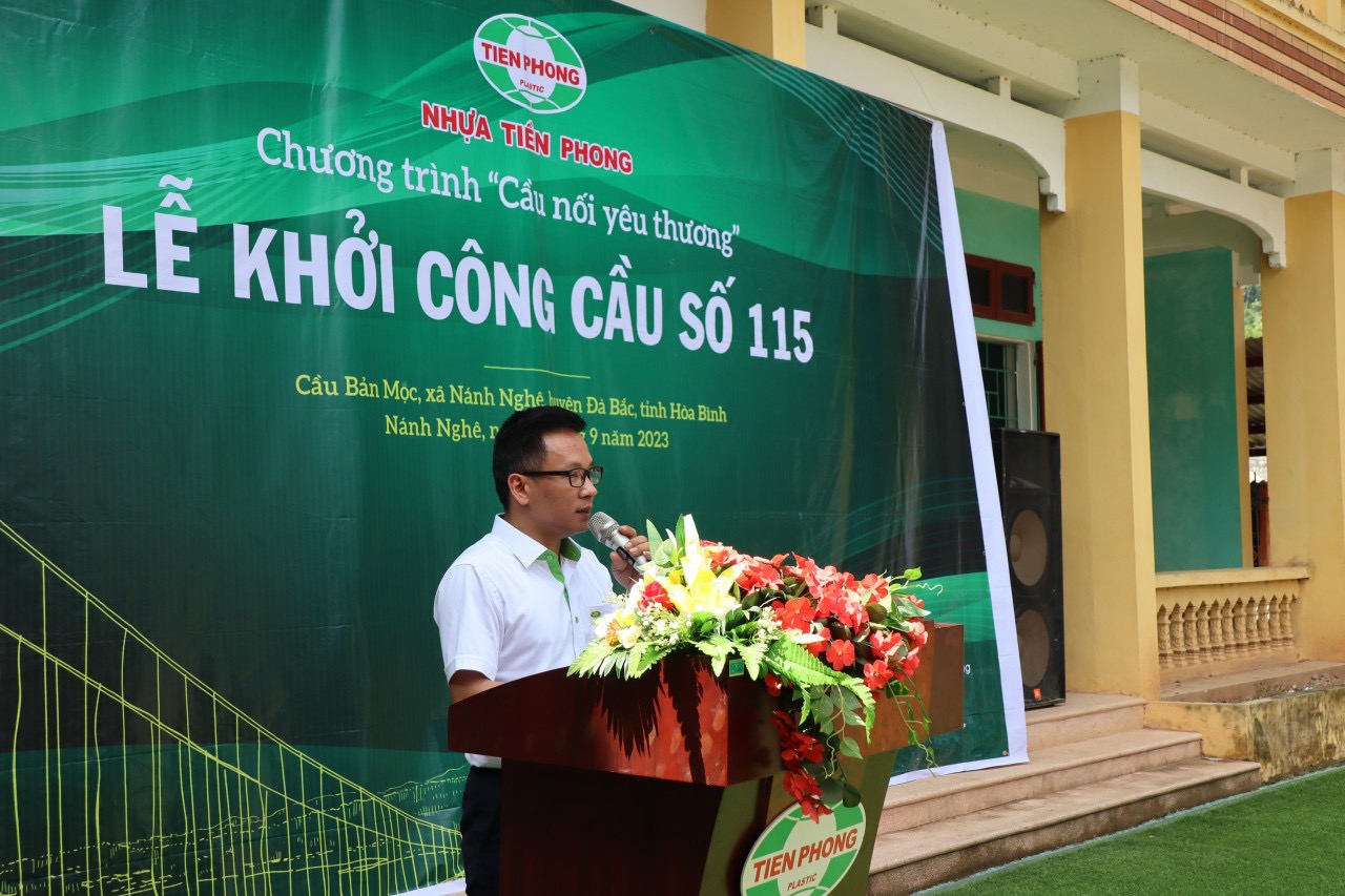 Ông Hứa Quang Vinh, PGĐ Ban PTTT đại diện Nhựa Tiền Phong phát biểu tại buổi lễ
