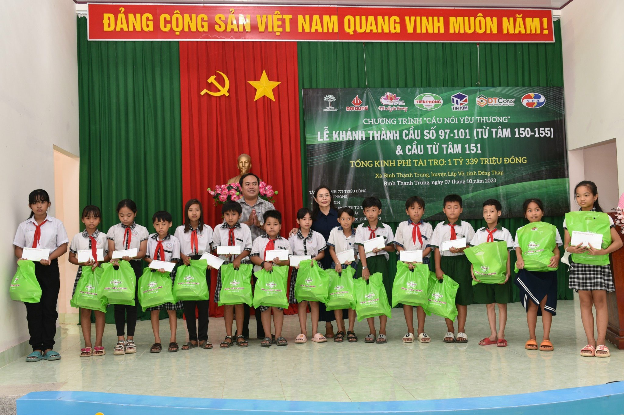 Chương trình Cầu nối yêu thương đã trao tặng 30 phần quà học bổng cho các em học sinh giỏi vượt khó của 03 ấp tại xã Bình Thạnh Trung, huyện Lấp Vò, tỉnh Đồng Tháp.