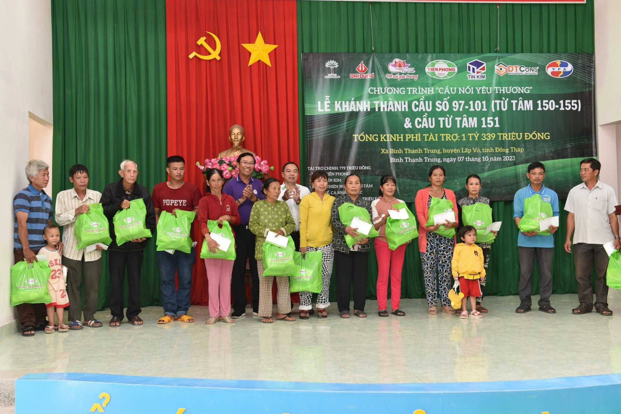 Chương trình Cầu nối yêu thương đã trao tặng 30 phần quà đến các gia đình khó khăn, chính sách của 03 ấp tại xã Bình Thạnh Trung, huyện Lấp Vò, tỉnh Đồng Tháp.