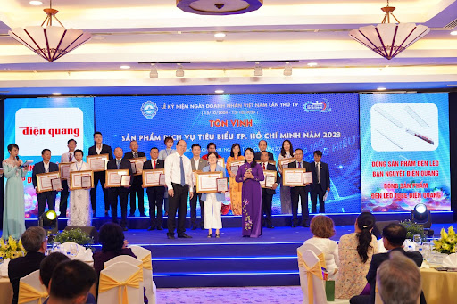 Đại diện công ty Cổ phần Tập đoàn Điện Quang nhận danh hiệu Sản phẩm, dịch vụ tiêu biểu TP. Hồ Chí Minh 2023