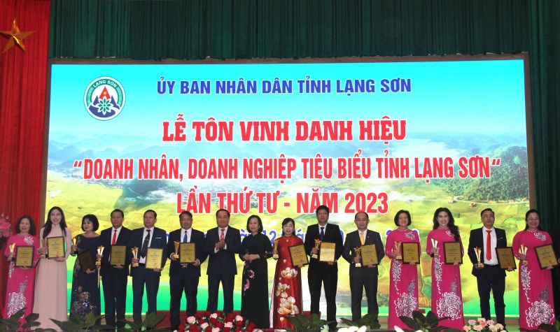 Lãnh đạo tỉnh Lạng Sơn trao cúp, giấy chứng nhận cho các doanh nghiệp tiêu biểu tỉnh Lạng Sơn lần thứ 4 năm 2023