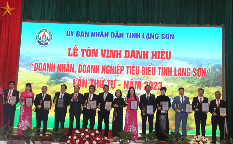 Lãnh đạo tỉnh trao cúp, giấy chứng nhận cho 12 doanh nhân tiêu biểu tỉnh Lạng Sơn