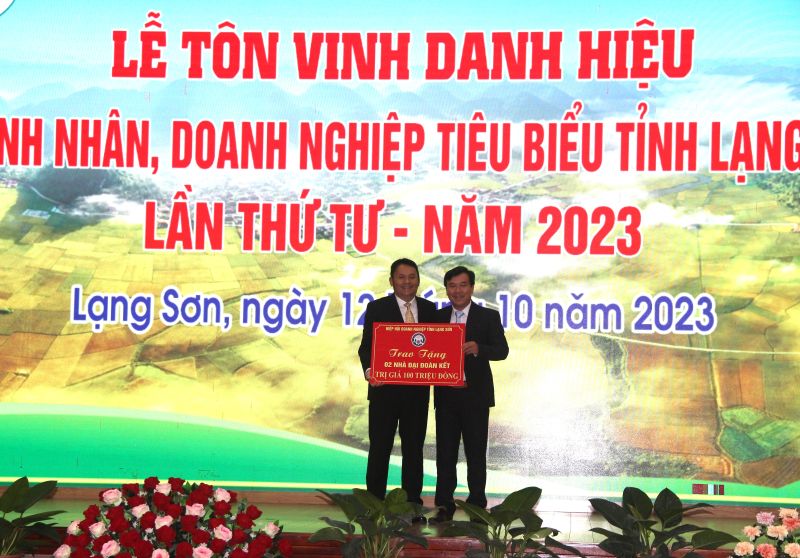Hiệp hội Doanh nghiệp tỉnh Lạng Sơn trao tặng 100 triệu đồng cho Mặt trận Tổ quốc tỉnh Lạng Sơn để xây dựng nhà Đại đoàn kết