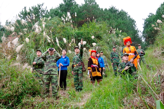 Cán bộ, chiến sĩ Đồn Biên phòng Cửa khẩu Chi Ma, Bộ đội Biên phòng tỉnh Lạng Sơn cùng người dân địa phương tuần tra bảo vệ biên giới. Ảnh: HỒNG SÁNG