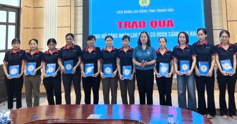 Phó Chủ tịch Thường trực LĐLĐ Trịnh Thị Hoa trao quà cho nữ công nhân lao động Công ty CP Dụng cụ thể thao Delta.