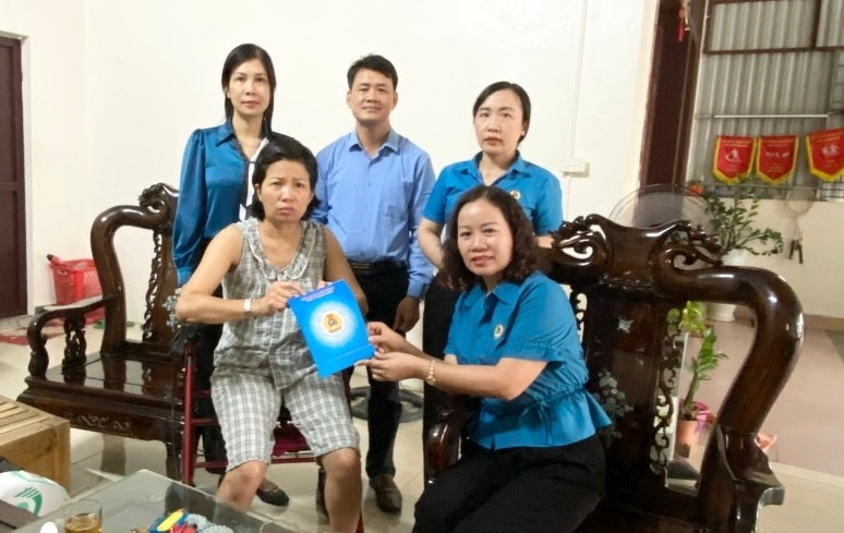 Phó Chủ tịch Thường trực LĐLĐ Trịnh Thị Hoa trao quà cho chị Vũ Thị Hồng, giáo viên Trường THPT Sầm Sơn.
