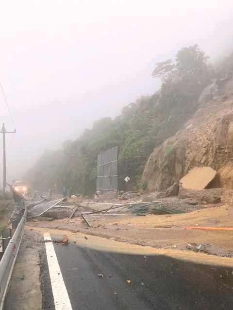 Đoạn QL1 qua đèo Hải Vân tại Km905+600 sạt lở.