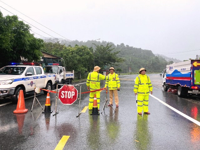 Lực lượng chức năng địa phương lập chốt, hướng dẫn giao thông, không cho phương tiện giao thông, người dân lưu thông qua đèo Hải Vân.