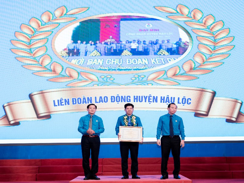 Ông Cao Công Thức, Chủ tịch Liên Đoàn huyện Hậu Lộc nhận giấy khen cho chương trình 1 triệu sáng kiến- nỗ lực vượt khó, sáng tạo quyết tâm chiến thắng đại dịch Covid- 19.