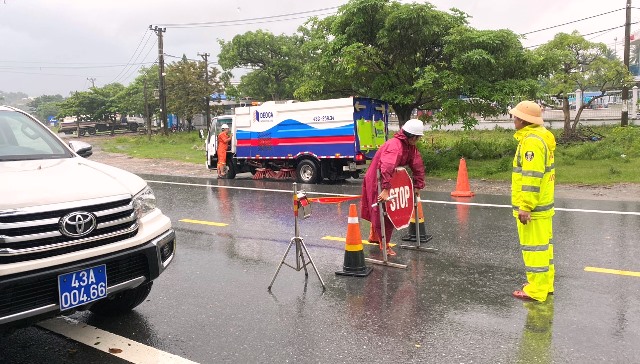 Công an TP.Đà Nẵng tiếp tục có chỉ đạo các đơn vị, lực lượng chốt chặn, phân luồng, đảm bảo giao thông, không cho các phương tiện, người dân lưu thông qua đèo Hải Vân.