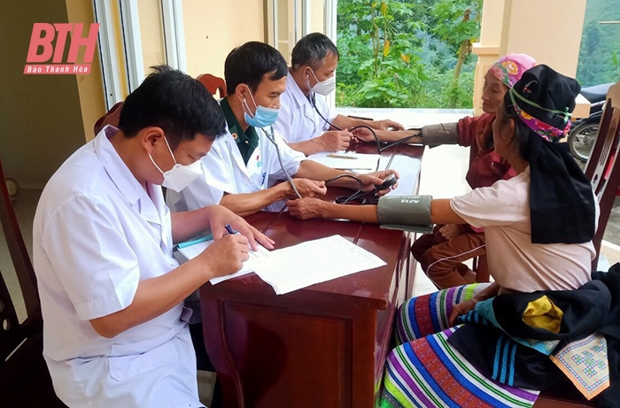 Một buổi khám bệnh cho người dân tại Trạm Y tế xã Trung Lý (Mường Lát).