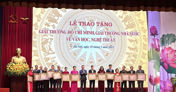 Tạm ứng tiền từ nguồn ngân quỹ nhàn rỗi chi trả tiền thưởng Giải thưởng văn học, nghệ thuật