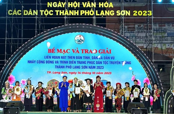 Bí thư Thành ủy Lạng Sơn Đoàn Thị Loan trao giải cho đội đạt giải A phần dự thi biểu diễn trang phục dân tộc