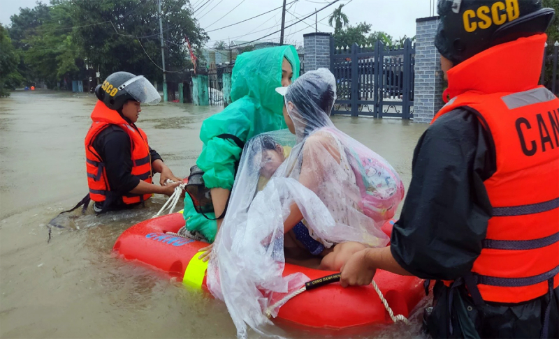 Lực lượng Công an giúp người dân bị ảnh hưởng bởi mưa to, ngập sâu ở Đà Nẵng.